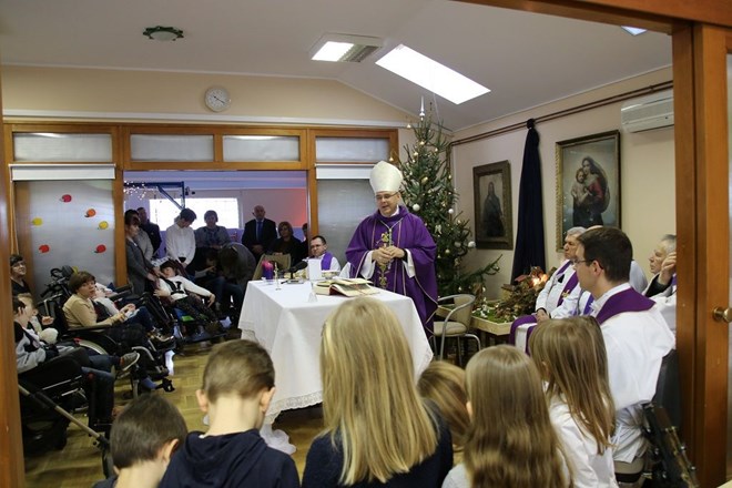 Predbožićni susret biskupa Radoša s štićenicima i djelatnicima Dnevnog boravka „Dr. Antun Bogdan“